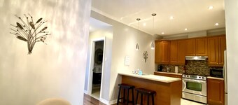 Downtown condo w/terrasse -Comfortable, quiet haven in the midst of everything!