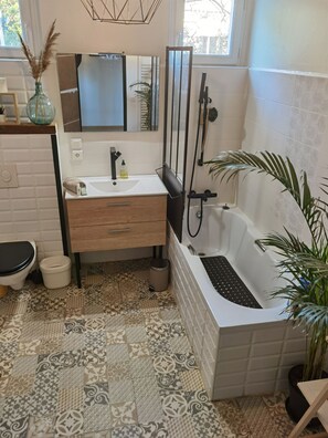 Baignoire, sèche-cheveux