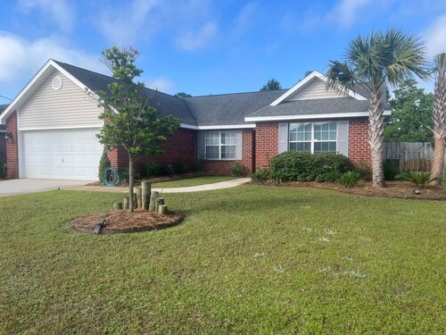 Sea Largo, 🏖 Work, Play & Relax! 4BR Beach Home w/ Fenced Yard + Games
