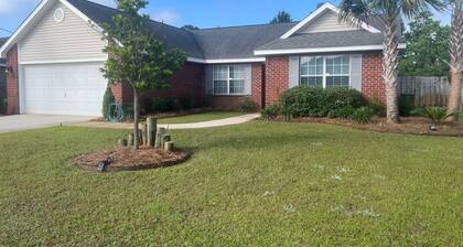 Sea Largo, 🏖 Work, Play & Relax! 4BR Beach Home w/ Fenced Yard + Games