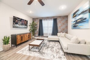 テレビ、テーブルサッカー台、卓球台