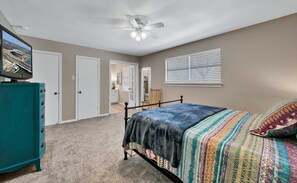 3 bedrooms, desk, iron/ironing board, travel cot - The Cactus Casa Uno - Next to Lake Waco - 15m to Downtown Waco - PET FRIENDLY (Waco)