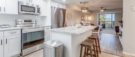 雪櫃、微波爐、焗爐、爐具