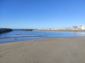 Plage à proximité, chaise longue, serviettes de plage