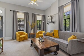 Smart TV - 🌟 Adorable Historic 🏠 in the ❤️ of St. Charles 🌟 (Saint Charles)