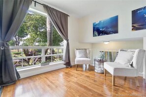 Living area - Pool Home (Hollywood)