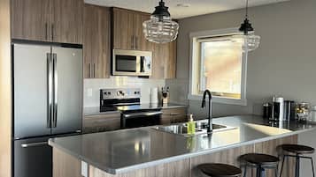 Refrigerador, microondas, horno, placa de cocina