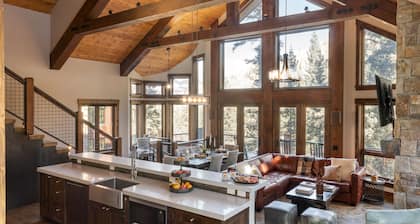 Apex by AvantStay | Cozy Expansive Mountain Home | Close to the Slopes!
