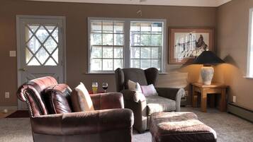 Smart-tv, een open haard en een dvd-speler