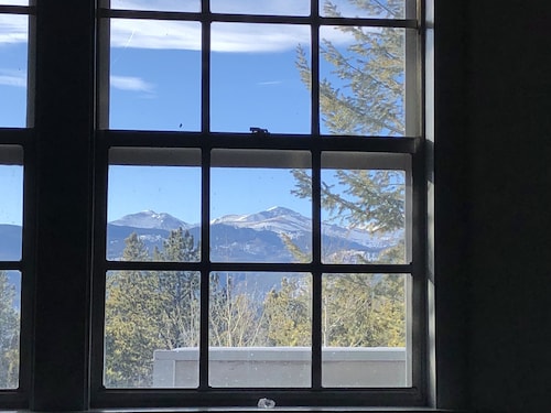 Quartz Point Ranch: 20 beautiful acres to roam!