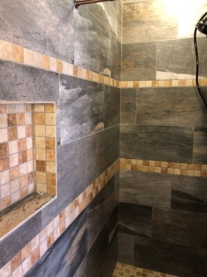 Ensemble douche/baignoire, sèche-cheveux, serviettes fournies, savon