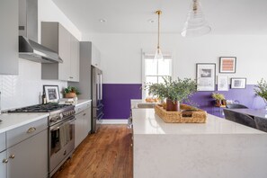 Fridge, microwave, oven, stovetop - Dottie & Loretta by AvantStay | Stylish 2 Home Buyout in Heart of Nashville (Nashville)