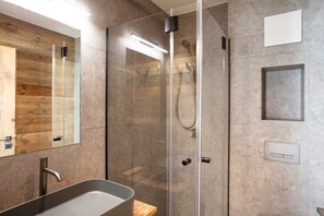 Dusche, Haartrockner, Seife, Shampoo