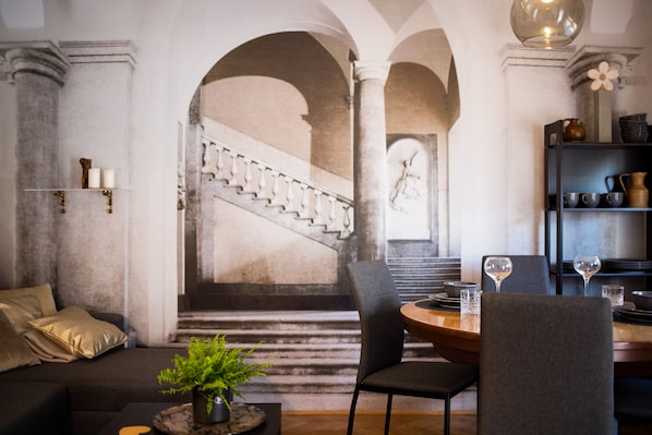 Leilighet – comfort, 1 soverom, hageutsikt | Oppholdsområde | En 120-centimeters smart-TV med Parabol-TV samt TV