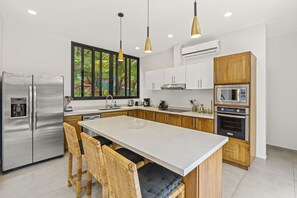 ثلاجة، ميكروويف، فرن، موقد طهي مسطح