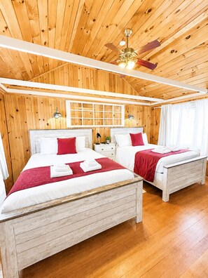 1 dormitorio, escritorio, tabla de planchar con plancha y cuna de viaje