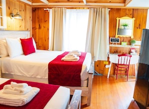 1 soverom, skrivebord, strykejern/-brett og reiseseng for barn