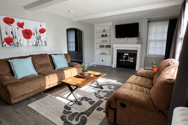 Living room w/50’’ HD Roku TV