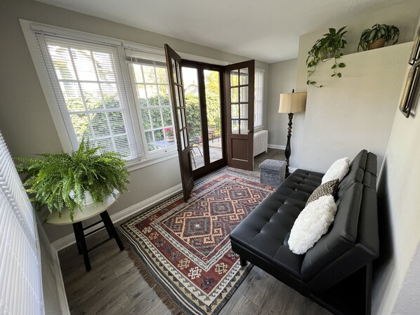 Smart TV, books - Cozy Updated Cottage Style Home near Historic distric in Middletown (Middletown)