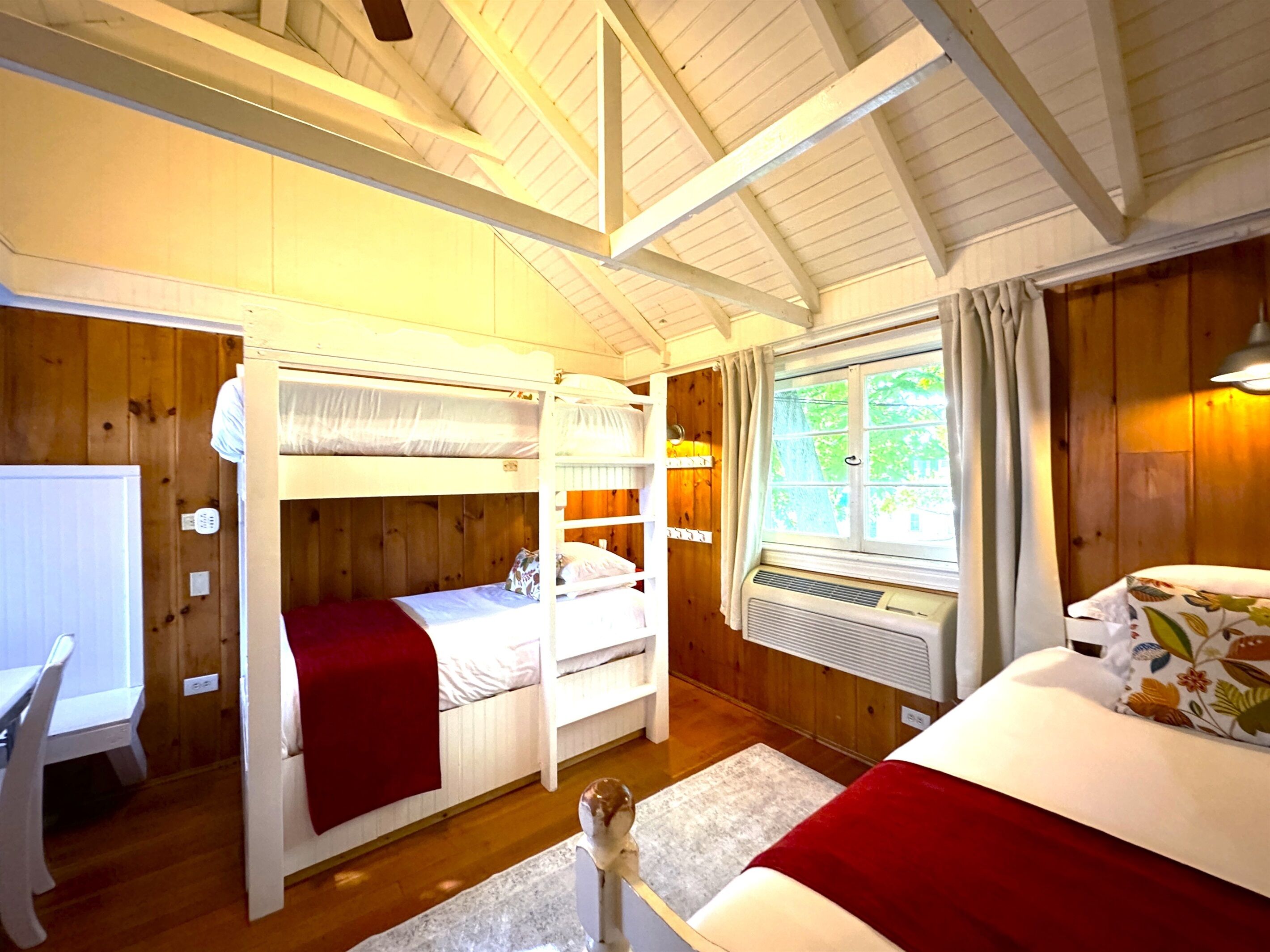 2 slaapkamers, een bureau, een strijkplank/strijkijzer, reisbedje