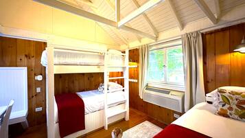 2 slaapkamers, een bureau, een strijkplank/strijkijzer, reisbedje