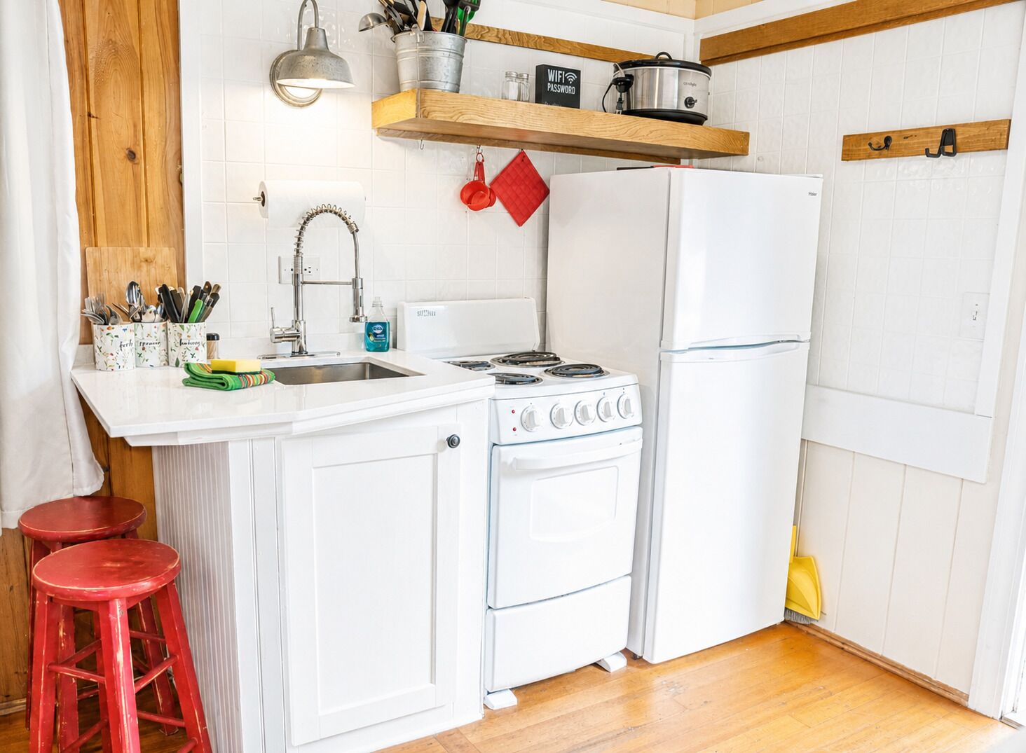 Frigorífico, microondas, horno y placa de cocina
