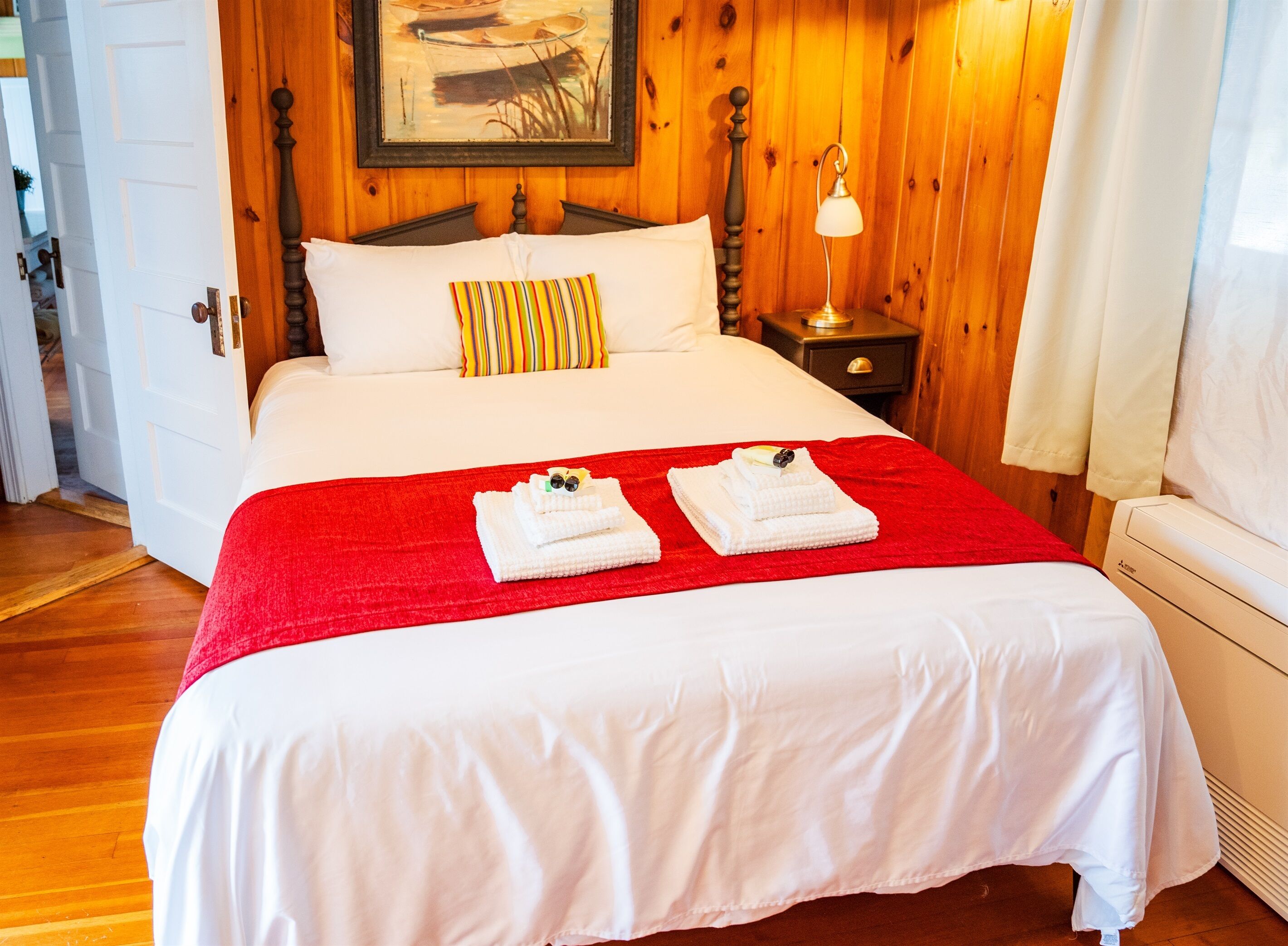 2 slaapkamers, een bureau, een strijkplank/strijkijzer, reisbedje