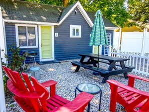 Outdoor dining - Cottage 5-6 - Year Round Pet Friendly - 2 Bedroom / 1 Bath End Unit (Wolfeboro)