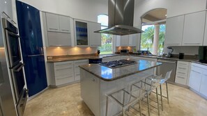 Een koelkast, een magnetron, een oven, een kookplaat