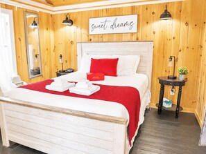 1 bedroom, desk, iron/ironing board, travel cot - Cottage 7 - Year Round - Pet Friendly - Stand Alone 1 Bedroom / 1 Bath (Wolfeboro)