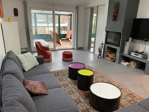 House with jacuzzi in quiet area for up to 10 people