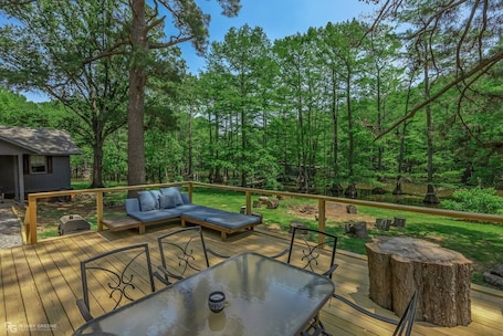 Outdoor dining. Tiny Emerald -Cabin on Emerald Isle with Kayaks! Emerald Isle Cabins, Shreveport, La.