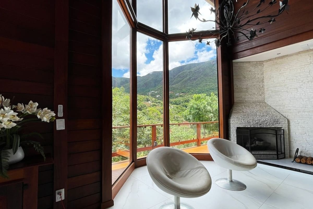 Sala de estar com vista para montanhas. Living room with a view of the mountain