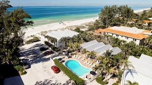 Un resort con piscina, playa y vista al océano.