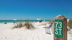 Ein Strand mit einem Schild, auf dem '73 ST' steht.