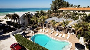 Un resort con piscina, vista a la playa y varias villas.