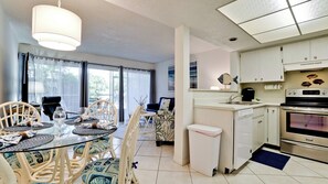 Una cocina compacta con lavavajillas, estufa y una pequeña encimera.