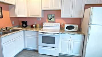 Standard apartman, 1 queen (nagyméretű) franciaágy és egy kinyithatókanapé | Közös konyhai létesítmények | Nagyméretű hűtő/fagyasztó, mikrohullámú sütő, sütő és főzőlap