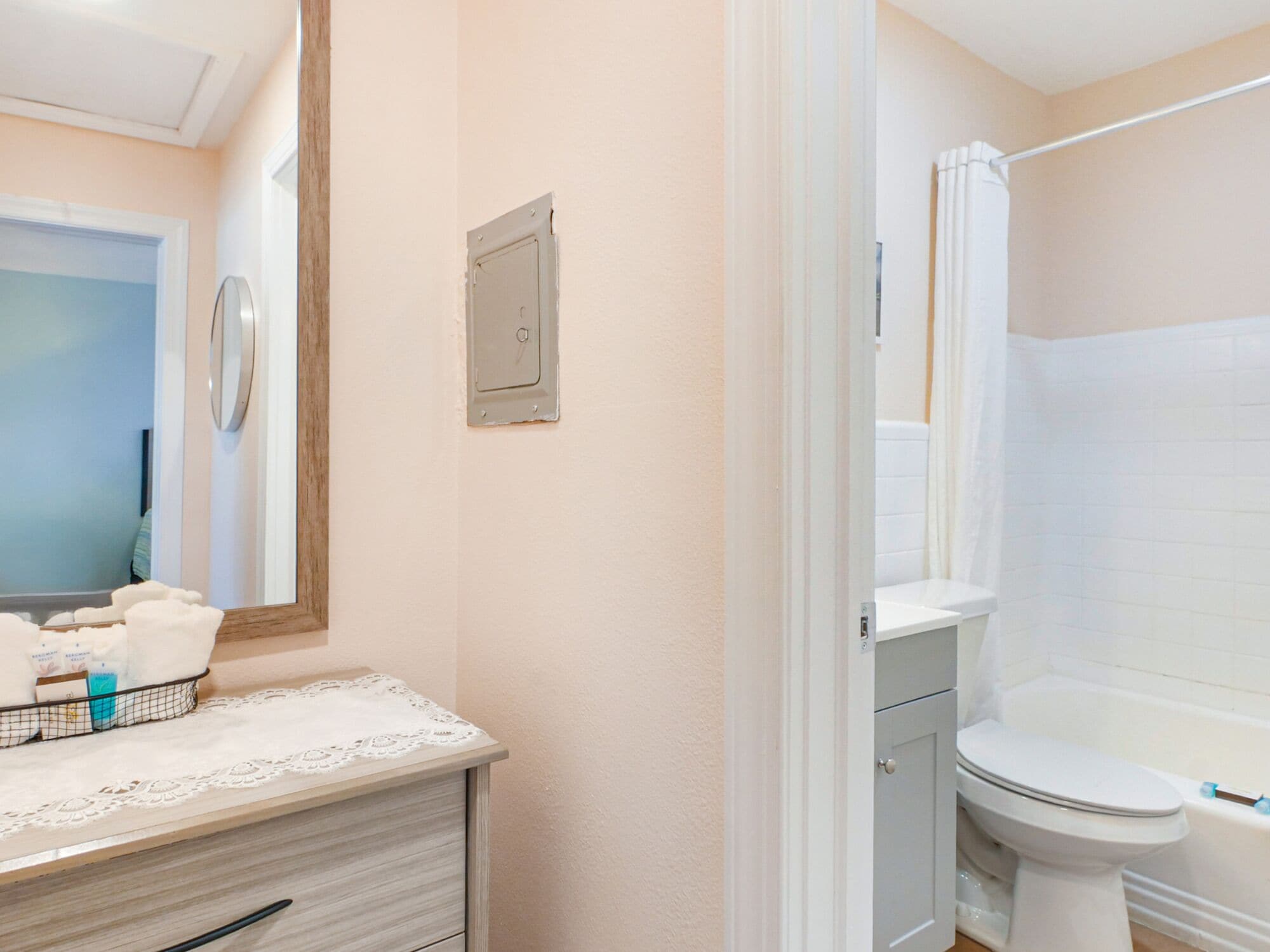 Standard-Apartment, 1 Queen-Bett und Schlafsofa | Badezimmer | Kostenlose Toilettenartikel, Haartrockner, Handtücher