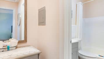 Standard-Apartment, 1 Queen-Bett und Schlafsofa | Badezimmer | Kostenlose Toilettenartikel, Haartrockner, Handtücher