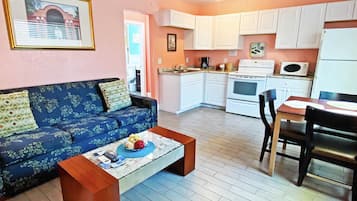 Standard apartman, 1 queen (nagyméretű) franciaágy és egy kinyithatókanapé | Nappalirész | Síkképernyős tévé