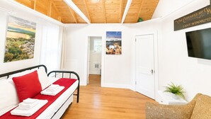 Une chambre équipée d’un lit, d’un ventilateur de plafond, d’une télévision et d’une pancarte indiquant « Les chalets du lac Winnipeg ».