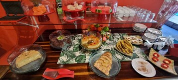 Café da manhã com buffet grátis todos os dias