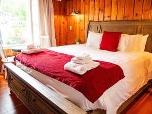 1 sovrum, skrivbord, strykjärn/strykbräda och resesäng