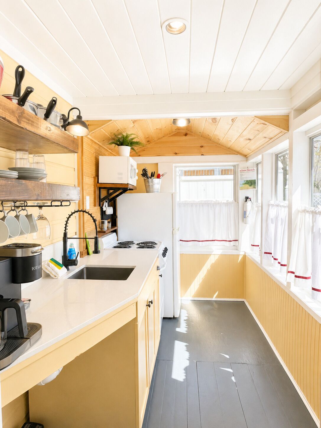 Réfrigérateur, four à micro-ondes, un four, surface de cuisson