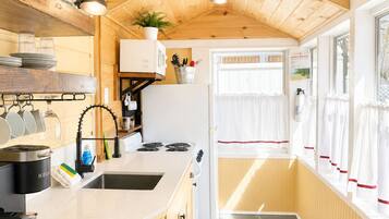 Réfrigérateur, four à micro-ondes, un four, surface de cuisson
