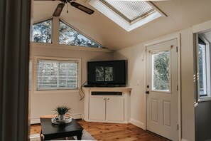 تلفزيون ذكي، مدفأة، كُتُب