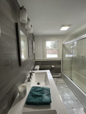 Combined shower/tub, towels, soap, toilet paper