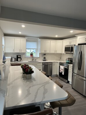 ثلاجة، ميكروويف، فرن، موقد طهي مسطح