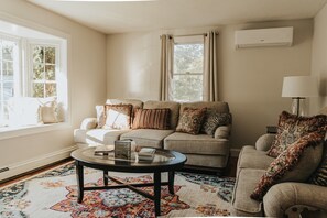 Smart-TV, Kamin, Bücher